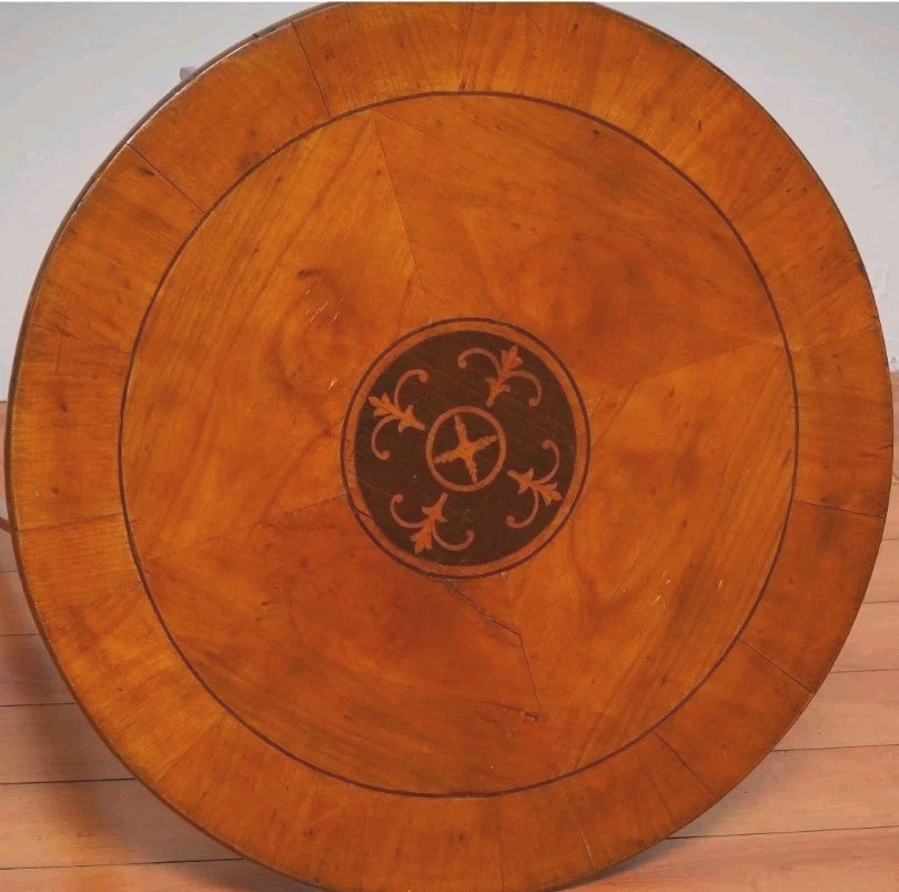 Mesa auxiliar vintage, tapa redonda chapada con grano de madera radial y medallón con incrustaciones Foto 2 de 4