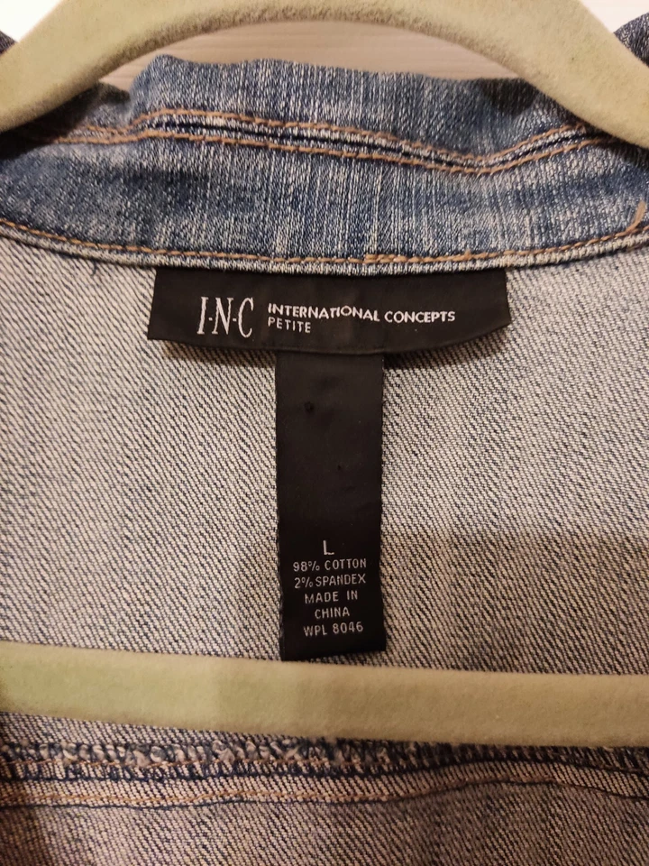 I.N.C. Chaqueta vaquera International Concepts talla L pequeña con calavera de diamantes de imitación Foto 3 de 4
