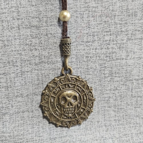 Disney Parks The Pirates League Azteken Totenkopf Münze Medaillon Halskette