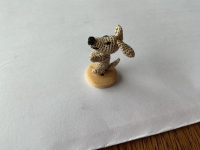 Micro Miniatur gehäkelt niedlicher kleiner Hund vom Künstler 2 cm groß.