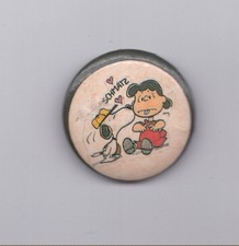 BADGE . SCHULTZ . SNOOPY / LUCY ( LES PEANUTS ) . 1970' . ( BADGE 20 )