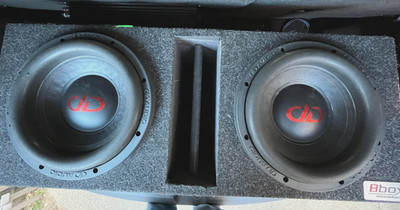 DD Audio System - 2 610D 10'' Subs, DM1500a Amp, Dual Vented Box, PA Preamp