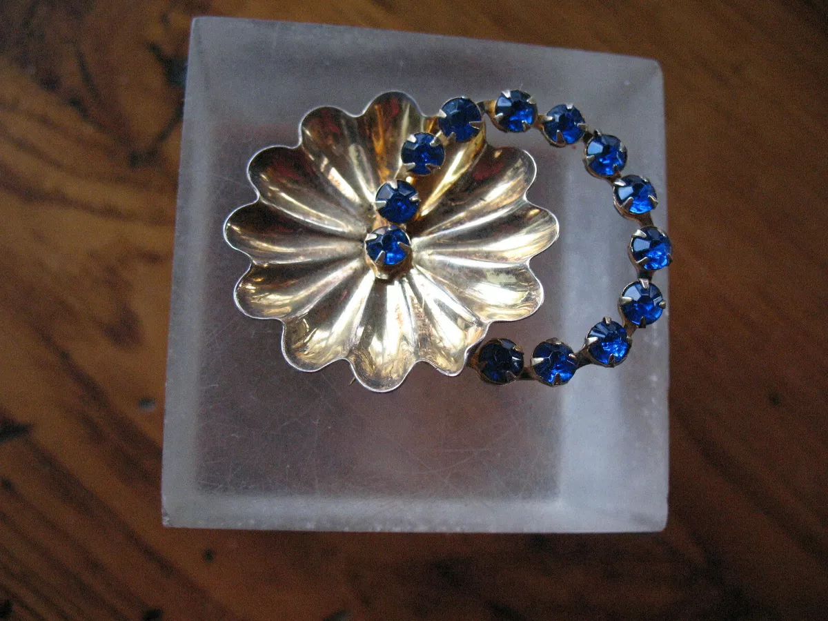 JAY KEL STERLING GOLD TONE ELEGANT JEWELED BROOCH