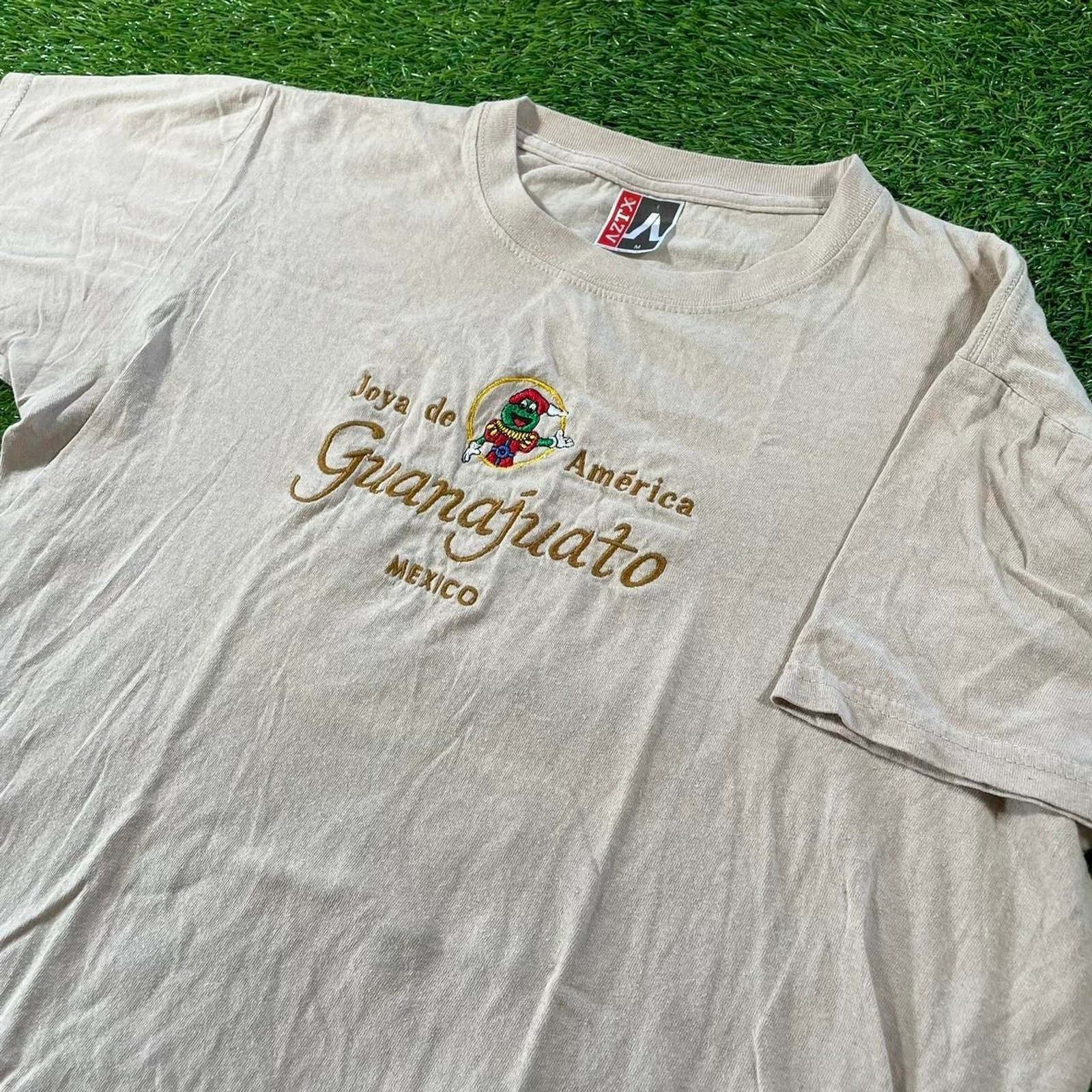 Guanajuato Mexico 90s vintage tan embroidered t-shirt size M