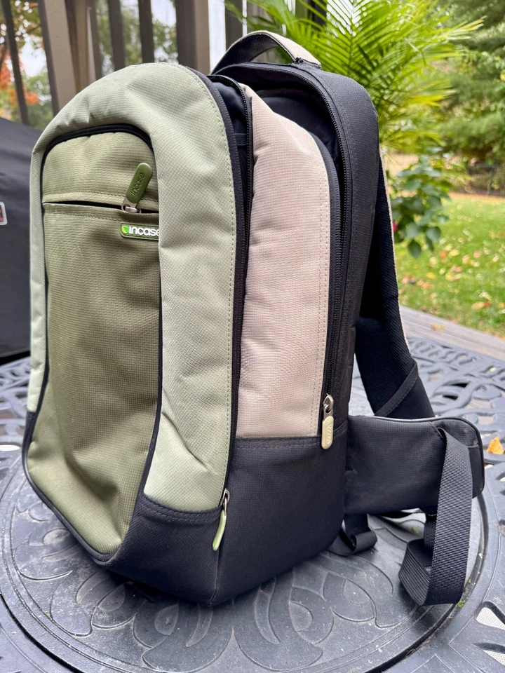 Mochila para portátil Incase - Estilo de cercanías, original de Apple Store, ligeramente usada Foto 2 de 4