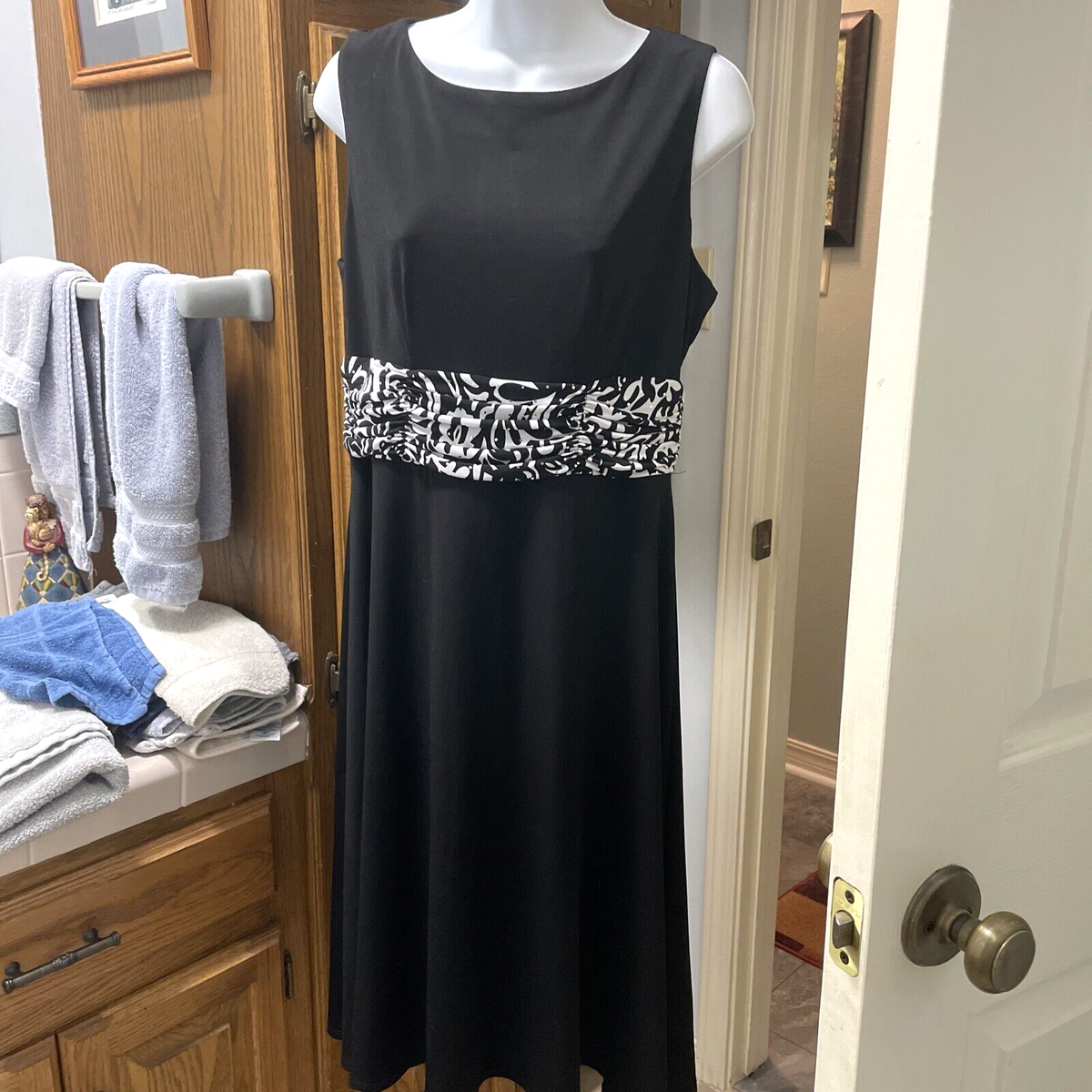 jessica howard black dress Women Petite 12P Sleeveless Crystals on waistband Surplus bodice