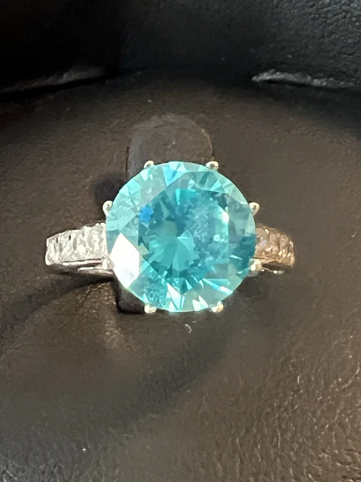 Juego solitario de piedras preciosas con piedras laterales de circonita cúbica en plata de ley - 5,75 Foto 2 de 4