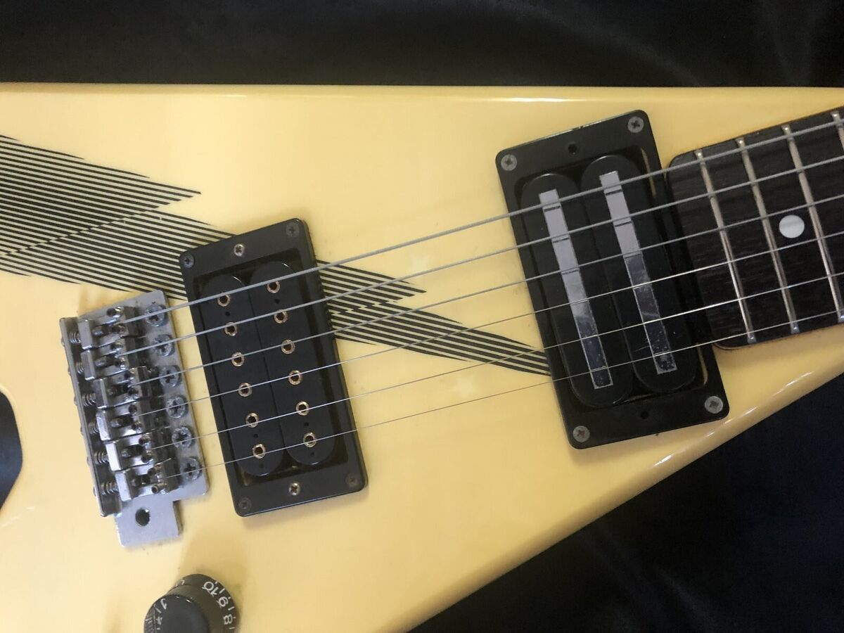 Aria Pro II XX Deluxe Flying V type White Made in Japan Aria Pro II XX Deluxe Flying V type White Made in Japan