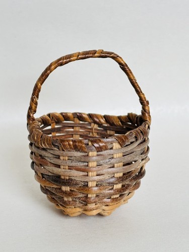 Miniature Vintage Dollhouse Cottage Basket - 2.5”Ht Round Basket W/Handle - Picture 1 of 4