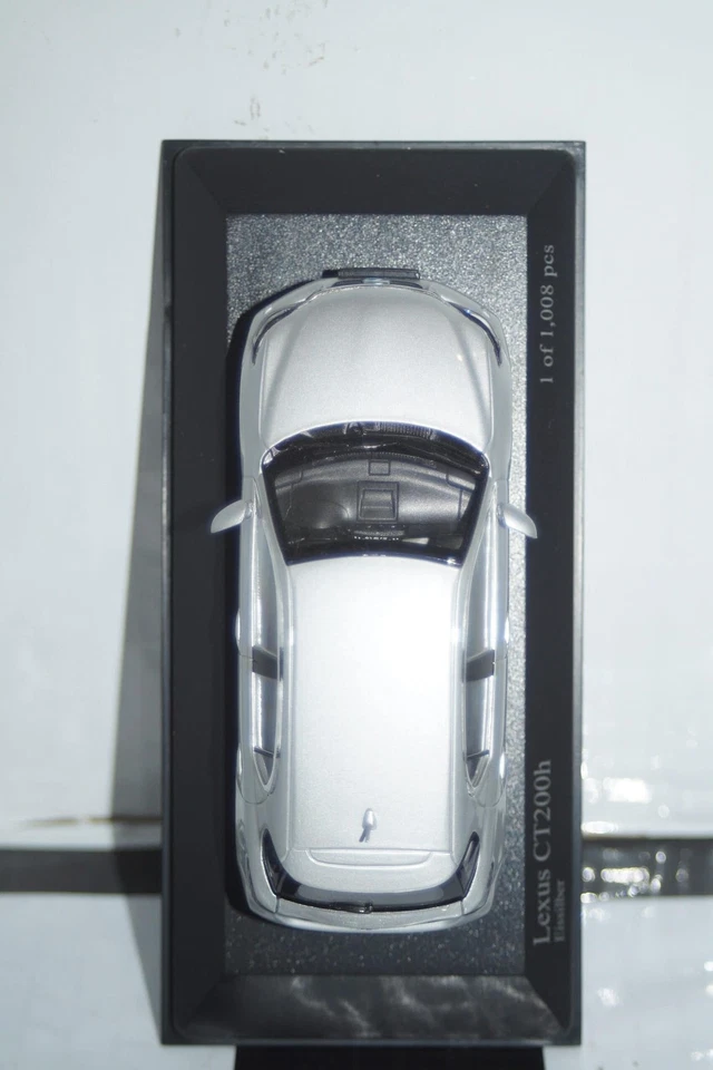 Minichamps Lexus CT200h 2011 in silver 1:43 ref 410 166001 - Image 2 of 4