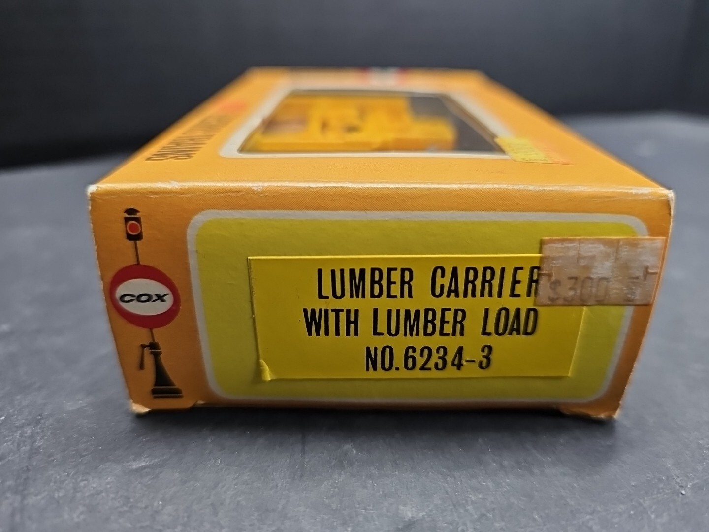 Cox HO Scale Electric Trains Lumber Carrier with Lumber Load, Yellow