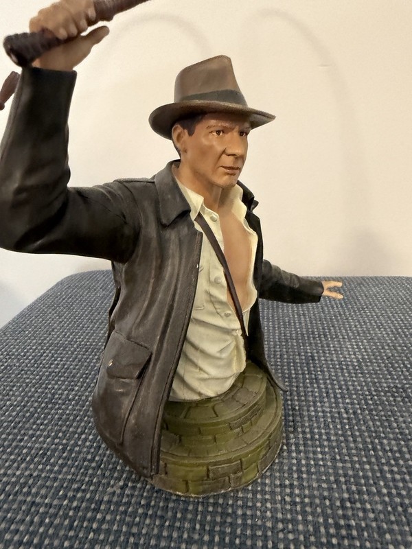 Indiana Jones Resin Figurine Bust 3D Effect Brown Gray Green Adventure