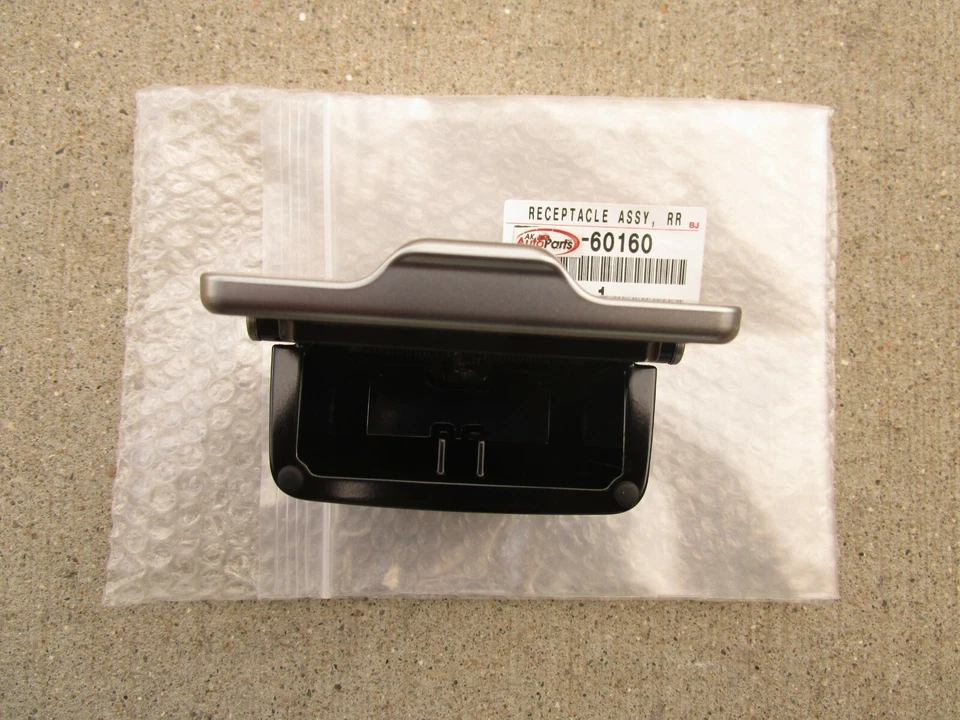 SE ADAPTA A: CENICERO PUERTA TRASERA IZQUIERDA TOYOTA LAND CRUISER 13 - 15 OEM PLATEADO NUEVO Foto 2 de 4