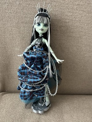 Mattel Monster High Frankie Stein Stitched in Style Puppe