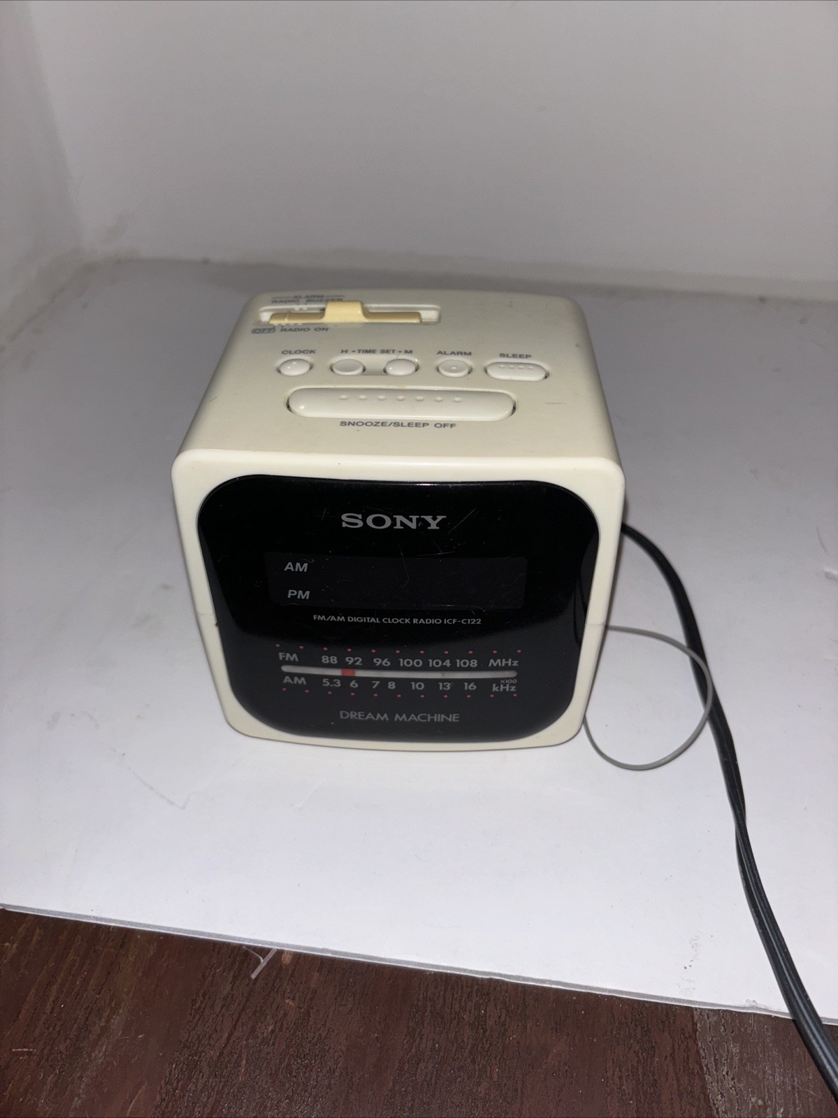 Sony Dream Machine Cube Alarm Clock AM/FM Radio Model ICF-C122 Cream LED Tested