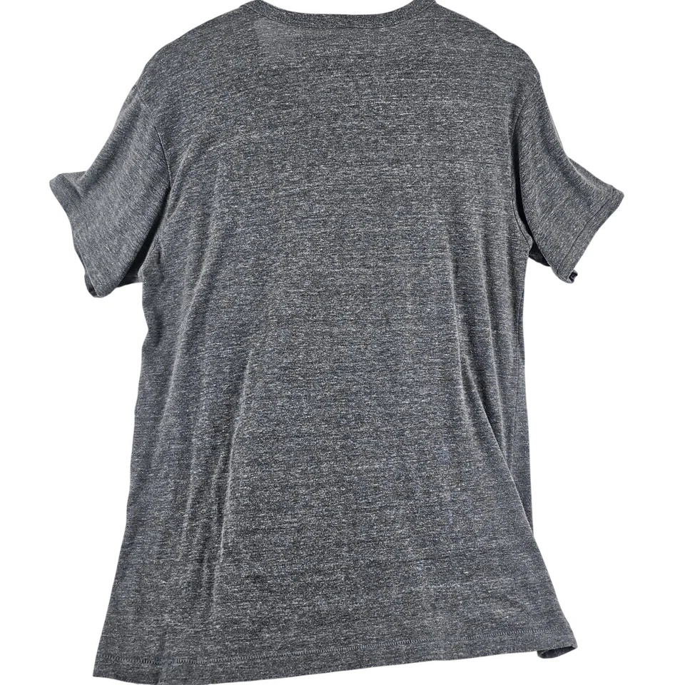 Camiseta Roots of Fight Allen Iverson #3 Philadelphia 76ers NBA Grande Gris Foto 3 de 4