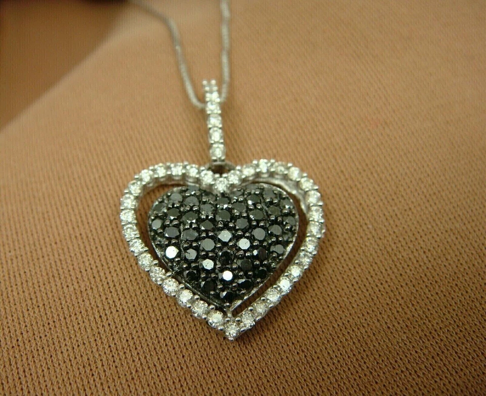 Colgante de doble corazón de espinela negra redondo creado en laboratorio de 2 quilates enchapado en oro blanco de 14 k Foto 4 de 4