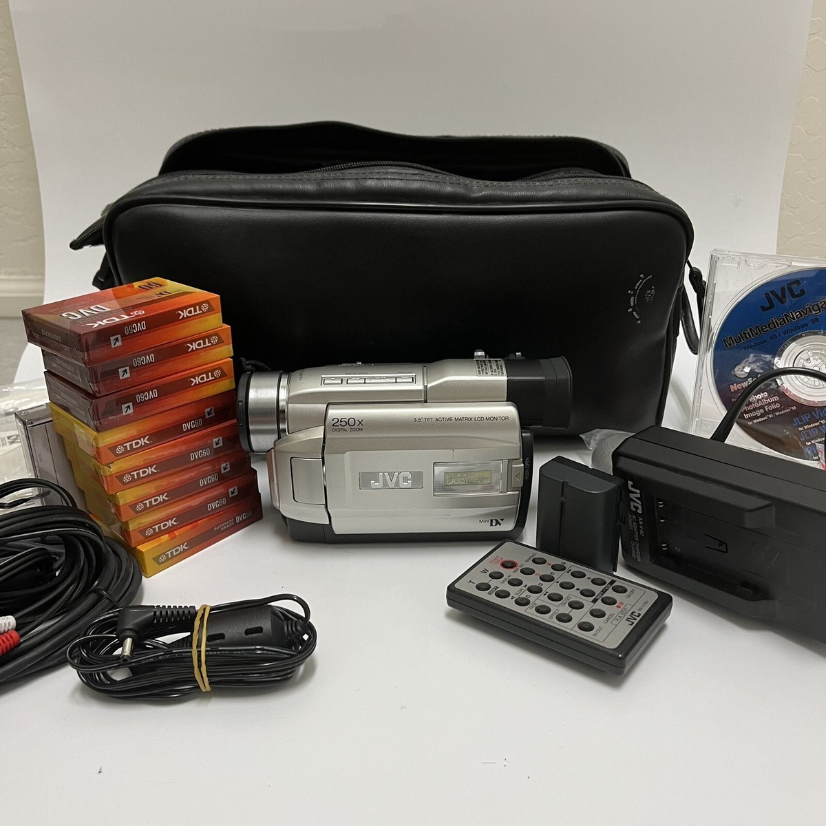 JVC GR-DVL805U Silver MINI DIGITAL CAMCORDER With CASE and DVC60 Tapes X 8 46838158513