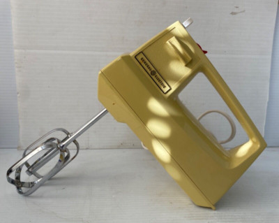 VINTAGE HARVEST GOLD GE GENERAL ELECTRIC 3 SPEED HAND MIXER CAT NO D1M24 WORKS