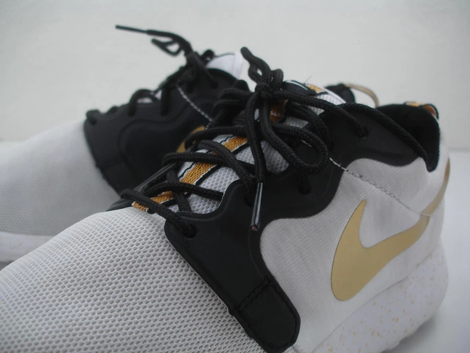 Men's 10 M Nike Roshe Run Gold Trophy Black White 669689-100 Iowa Hawkeyes Shoes - Image 4 of 4