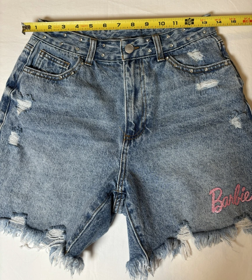 Pantalones cortos de mezclilla desgastados para mujer Barbie Forever 21 talla M llamativos lindos caprichosos Foto 2 de 4