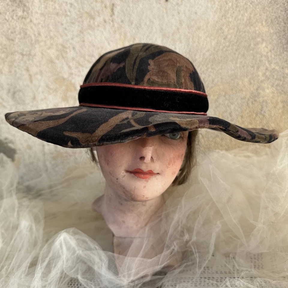 Chapéu de veludo antigo 1920 Art Nouveau estampa floral aba larga peça de cabeça vintage - Imagem 2 de 4