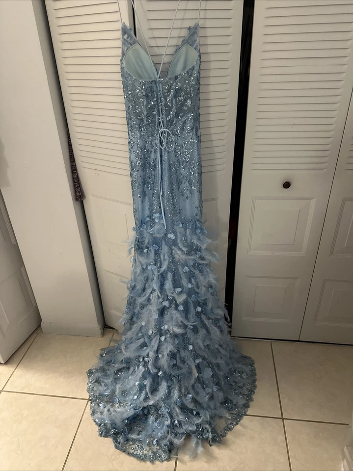 Vestido Andrea and Leo azul claro lentejuelas y plumas Foto 2 de 4