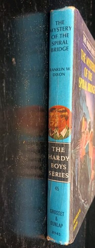 Vintage Hardy Boys Book "The Mystery of the Spiral Bridge" 1966 #45 - Foto 2 di 5