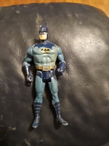 1990 Kenner DC Comics Batman Actionfigur 4,5 Zoll blau & grau Anzug - BESCHÄDIGT