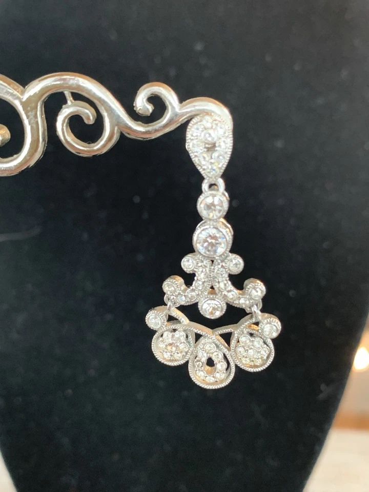 Висячие серьги Nadri с заклепками из хрусталя и паве серебристые - Изображение 4 из 4