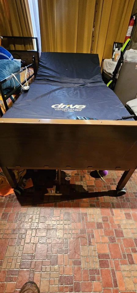 Cama de hospital eléctrica completa DRIVE usada durante 2 meses. El comprador tiene que enviar o recoger Foto 2 de 4