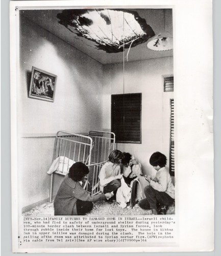 Familia israelí regresa al techo bombardeado de la casa conflicto sirio 1964 foto de prensa - Imagen 1 de 2