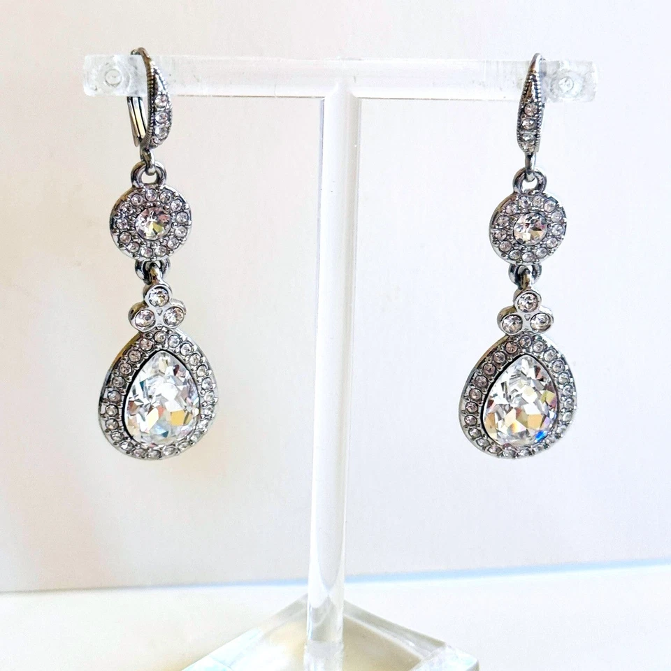 Brincos Givenchy pendurados poste cristal strass tom prata designer high-end - Imagem 2 de 4