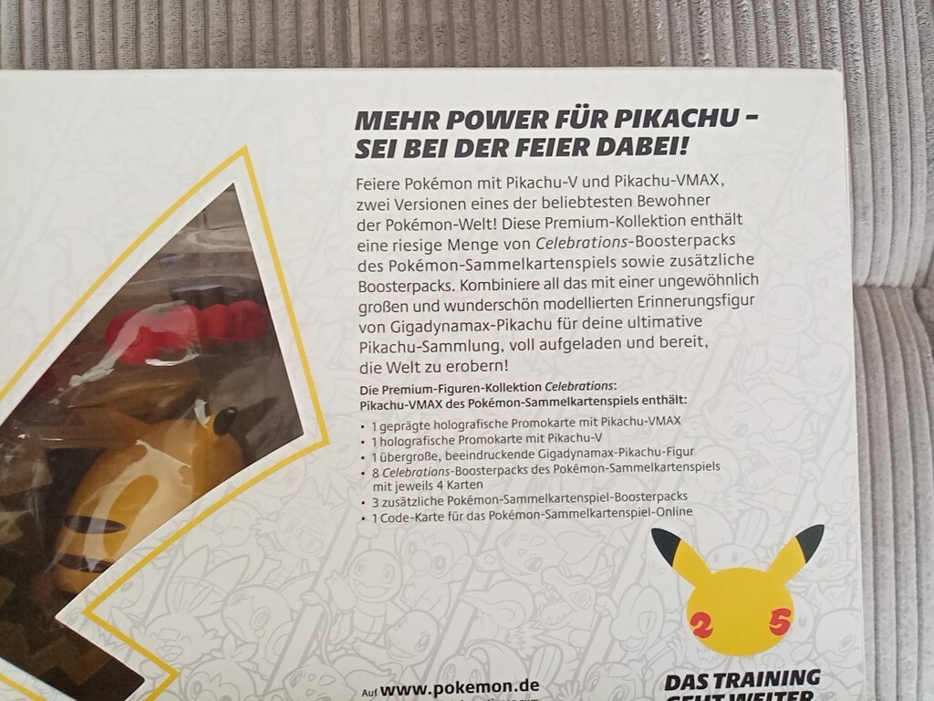 Thumbnail - Pokémon 25th Anniversary Celebrations Pikachu Vmax Premium Figuren