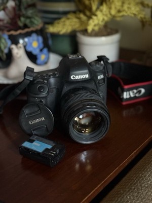 Canon EOS 6D Mark II & Canon 80mm F/1.8 Usm Lens Excellent Condition