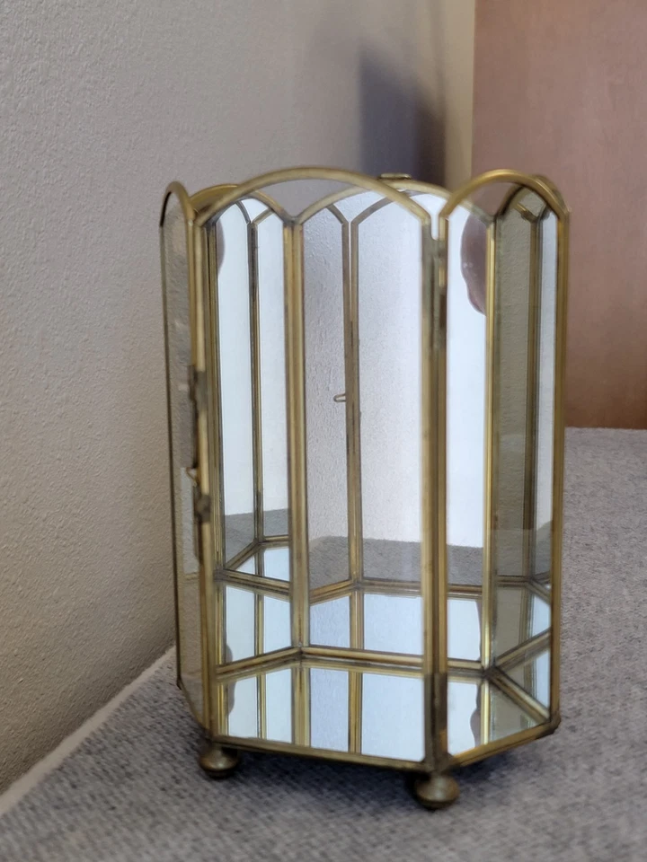 Винтажный латунный и стеклянный миниатюрный настольный ВИТРИНА/шкаф с зеркальной задней панелью CURIO 7 дюймов - Изображение 2 из 4