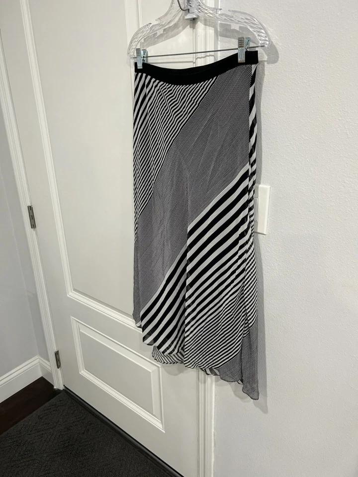 Falda midi Pleione negra blanca a rayas talla grande cintura elástica salidas modernas Foto 3 de 4