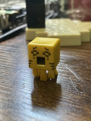 Minecraft Mini-Figures Chest Series #1 Purple/Red 1