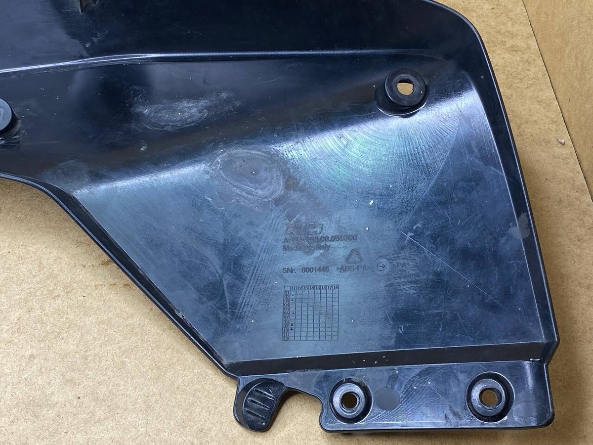 690 duke タンクカウル ktm 690 duke 2012-2017 Spoiler Black tank R/s 7600805100030