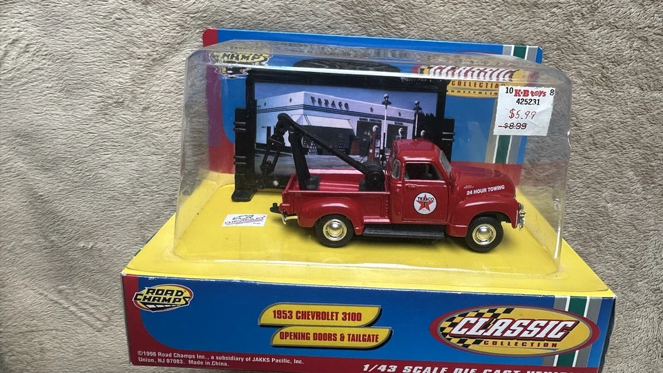 Road Champs 1/43 CLASSIC COLLECTION w/Billboard TEXACO 1953 Chevy 3100 Tow Truck - Image 3 of 4