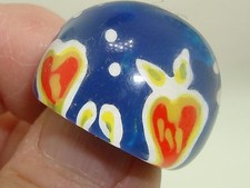 VINTAGE HIPPY STYLE LUCITE INLAID STRAWBERRIES DOME RING SZ 6 1/2
