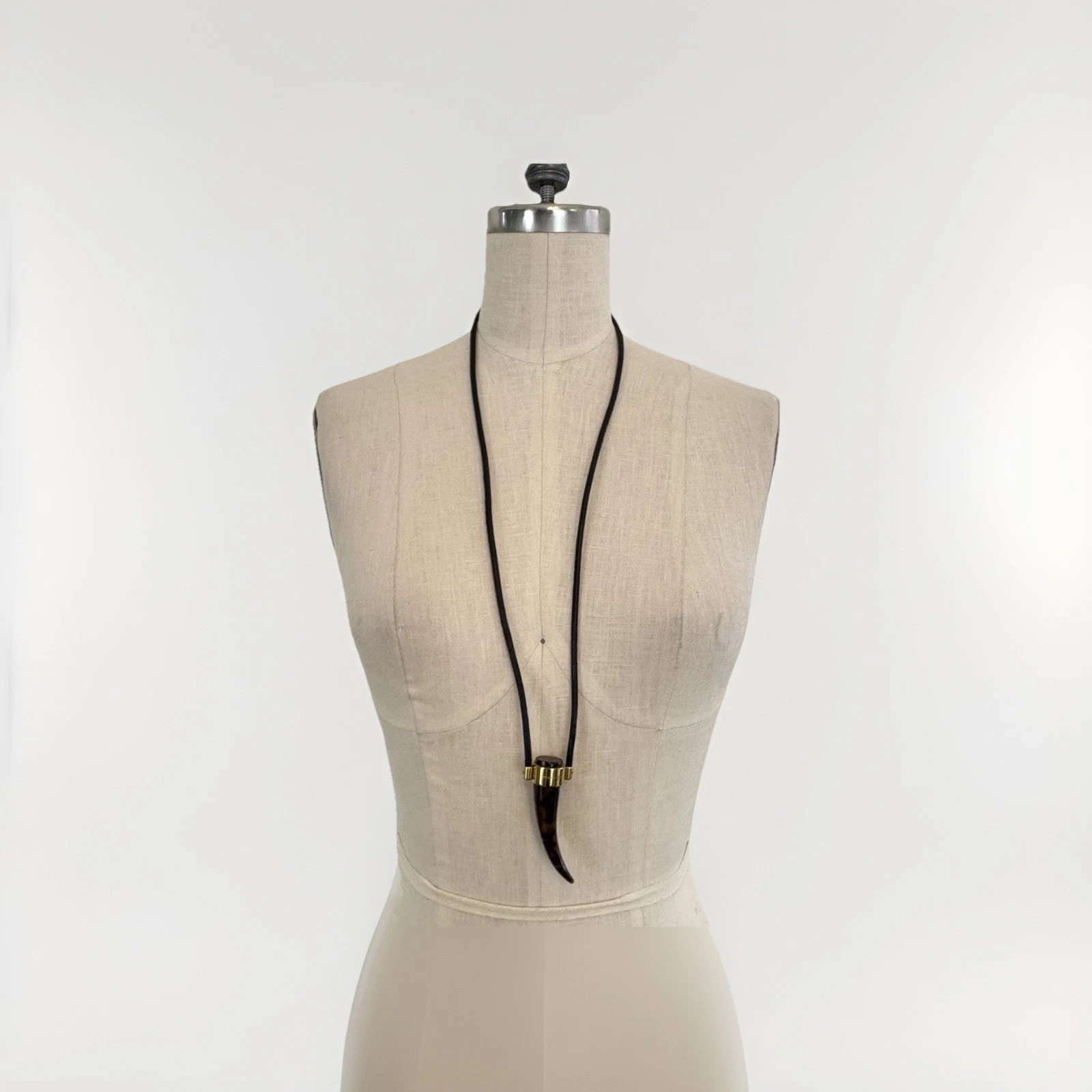 Collana Michael Kors corda pelle nera oro finto corno tartaruga ciondolo regolazione