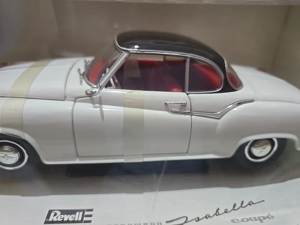 REVELL 1:18 Borgward Isabella coupè - Immagine 3 di 4