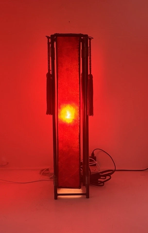 Lámpara roja asiática de hierro forjado y piel de cabra 23,5" de alto con borlas Foto 2 de 4