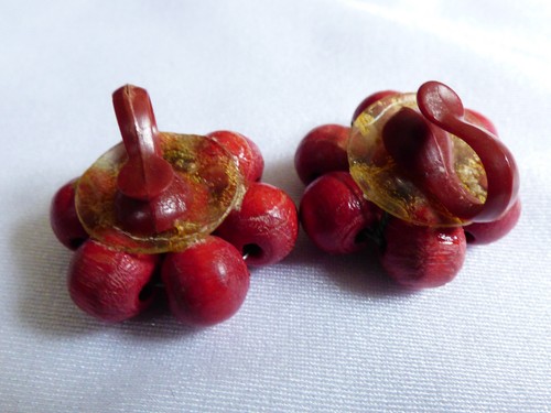 VTG Red beads cluster celluloid plastic clip earrings Old - Afbeelding 4 van 7