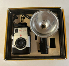 VINTAGE KODAK BROWNIE BULLS-EYE CAMERA/FLASH OUTFIT Untested