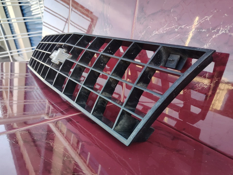 Chevrolet Cavalier 1984-1987 parrilla delantera con emblema negro de fábrica OEM # 14067089 Foto 4 de 4