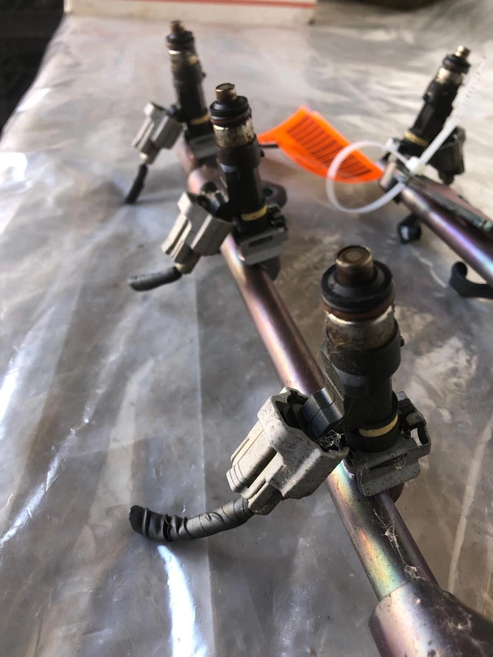 Nissan Máxima SE 2005 inyección de riel de combustible con conjunto de motor inyector sedán fabricante de equipos originales Foto 3 de 4