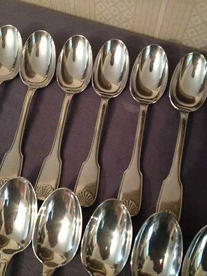 12 cuillères à soupe en métal argenté