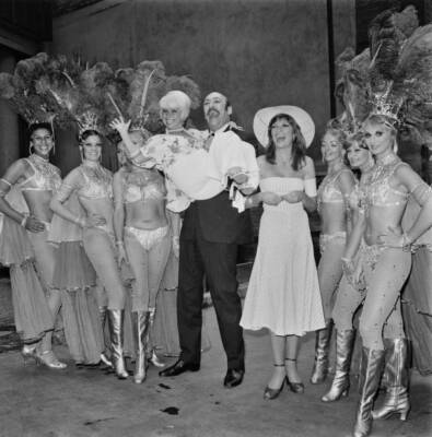 Barbara Windsor and Bernard Bresslaw pose with Trudi Van 1973 OLD PHOTO